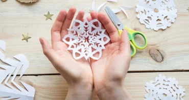 schneeflocken aus papier ausschneiden bastelideen weihnachten für kinder