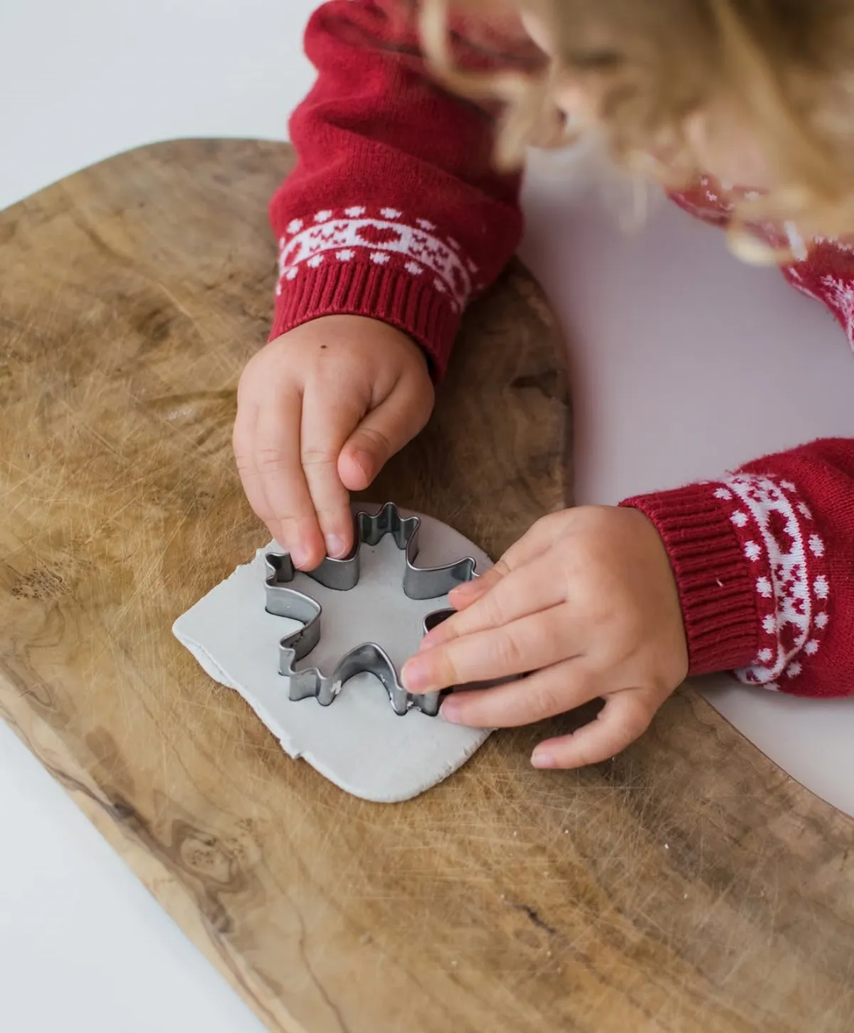 schneeflocken ausstechen aus modelliermasse mit kindern