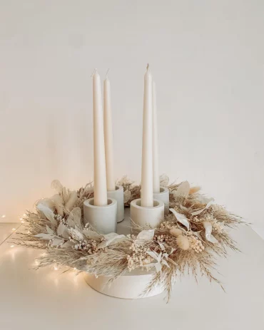 schöner minimalistischer adventskranz in beige