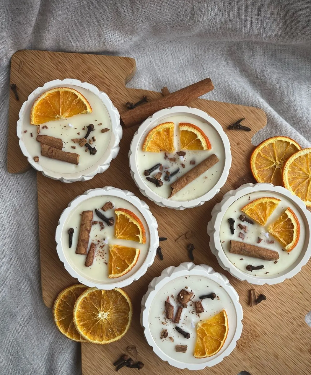 selbstgemachte geschenke zu weihnachten duftende kerzen mit orangenscheiben und zimtstangen