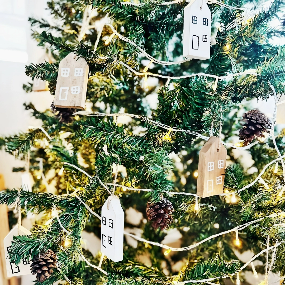 skandinavische weihnachten selbst basteln hoelzerner christbaumschmuck mini haeuschen brideandco