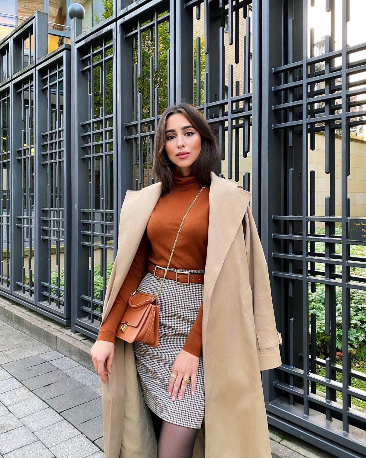 stilvolles outfit mit bluse in cognac farbe