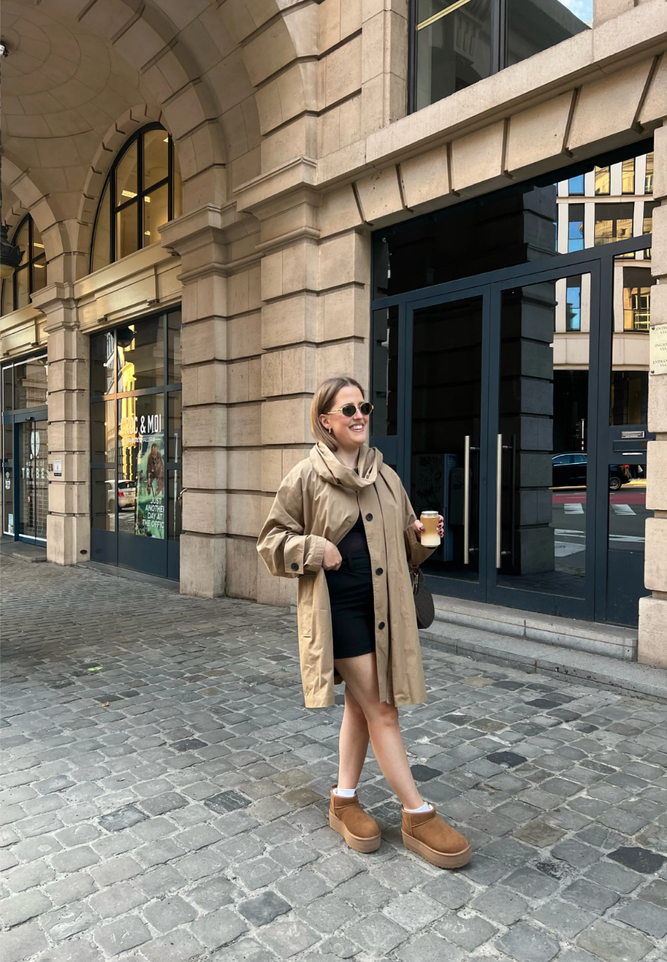 stilvolles outfit mit ugg schuhen in cognac farbe