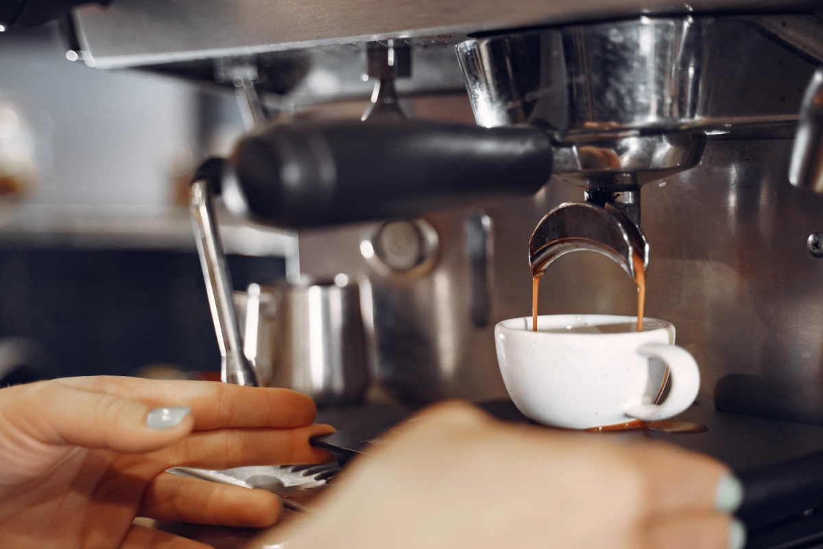 tasse kaffee kaffeemaschine lebensmittel die zu wassereinlagerungen fuehren