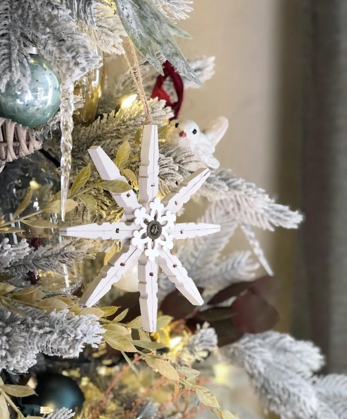 upcycling christbaumschmuck schneeflocke aus wäscheklammern