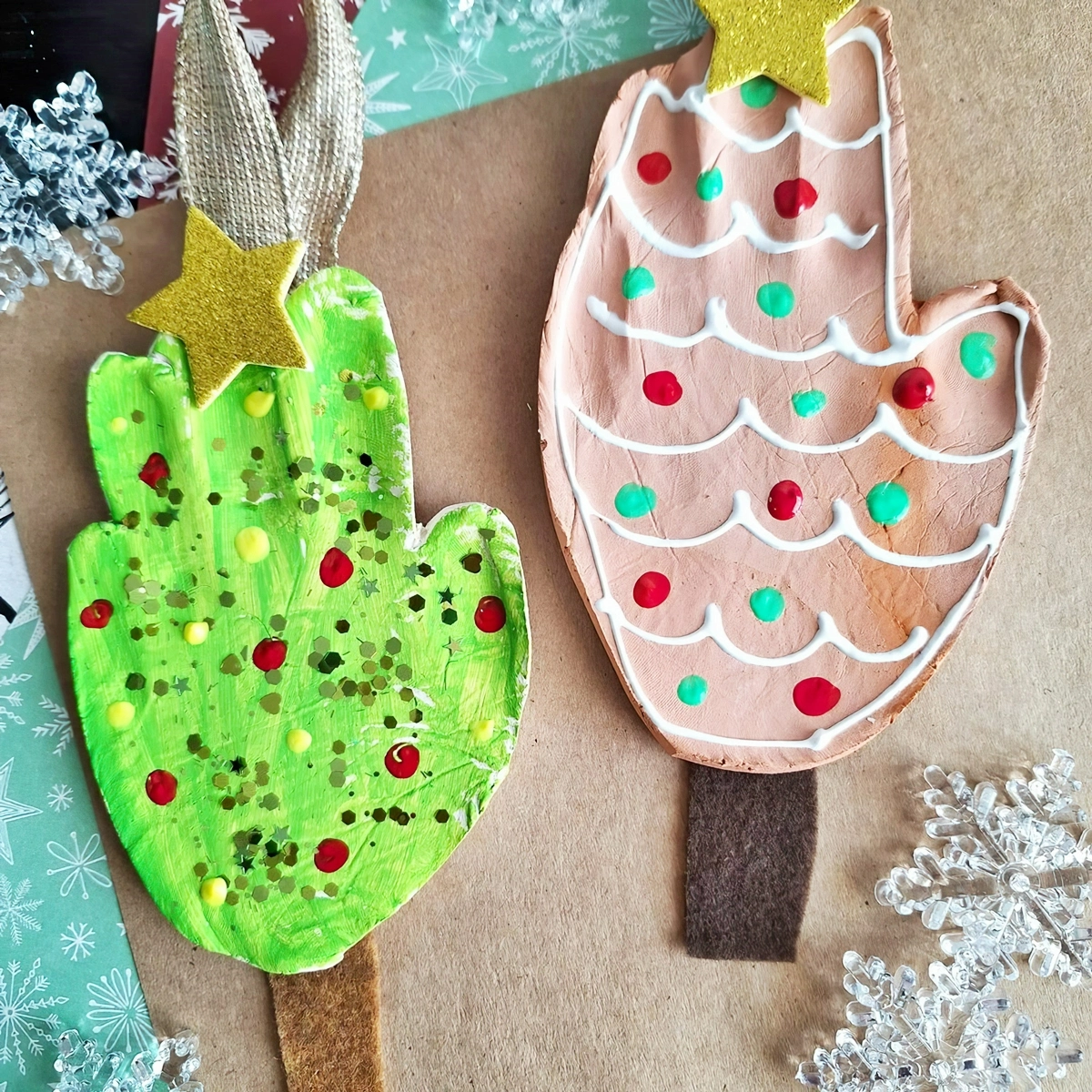 weihnachtsbasteln mit kindern diy weihanchtsbaume aus ton mit handabdruck gluedtomycrafts