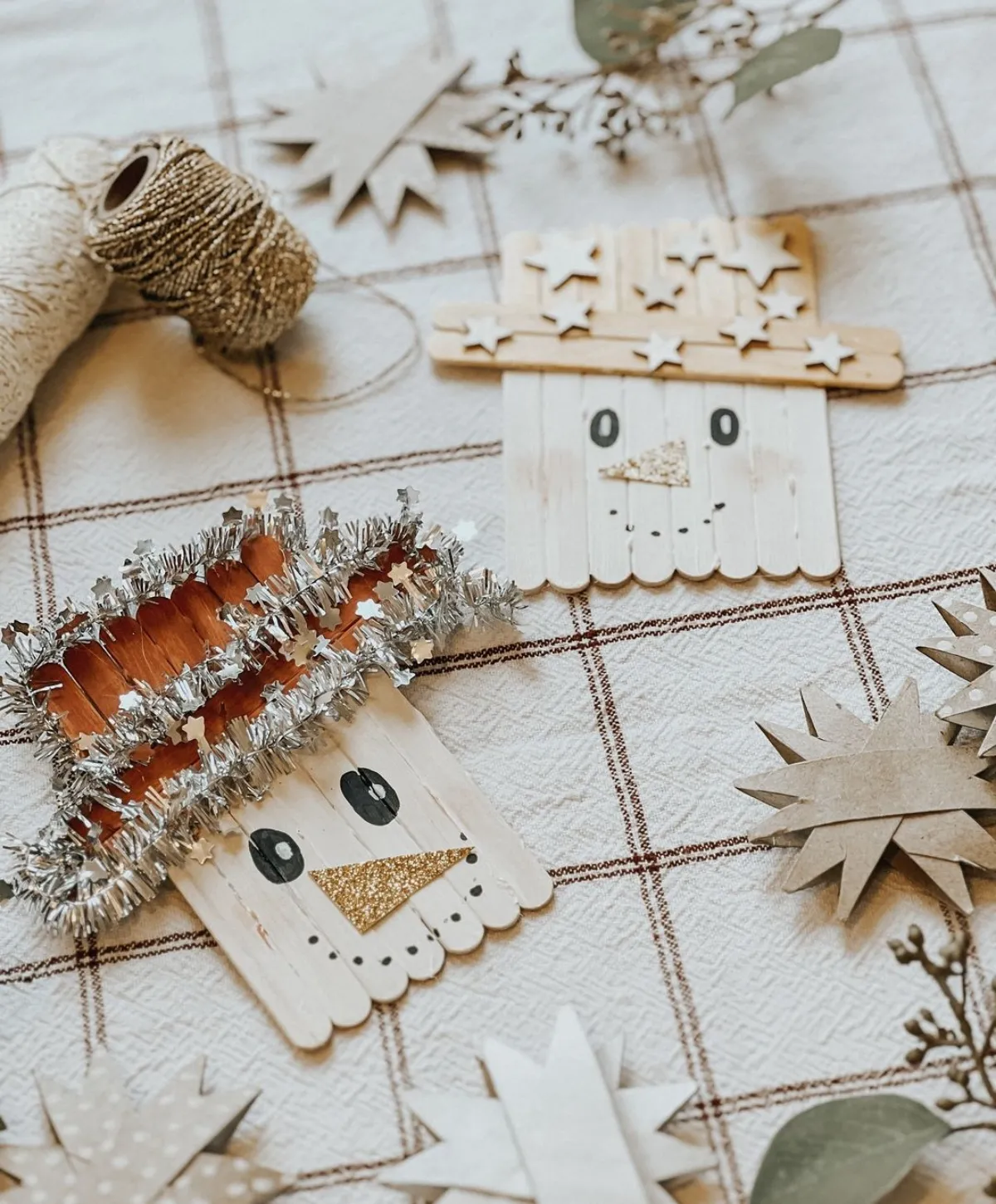 weihnachtsbasteln mit kindern schneemänner aus eisstielen