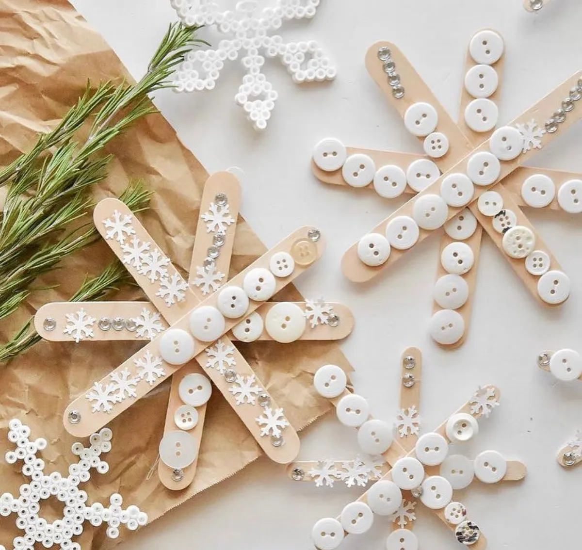 weihnachtsbaumschmuck basteln mit kindern diy schneeflocken aus eisstäbchen