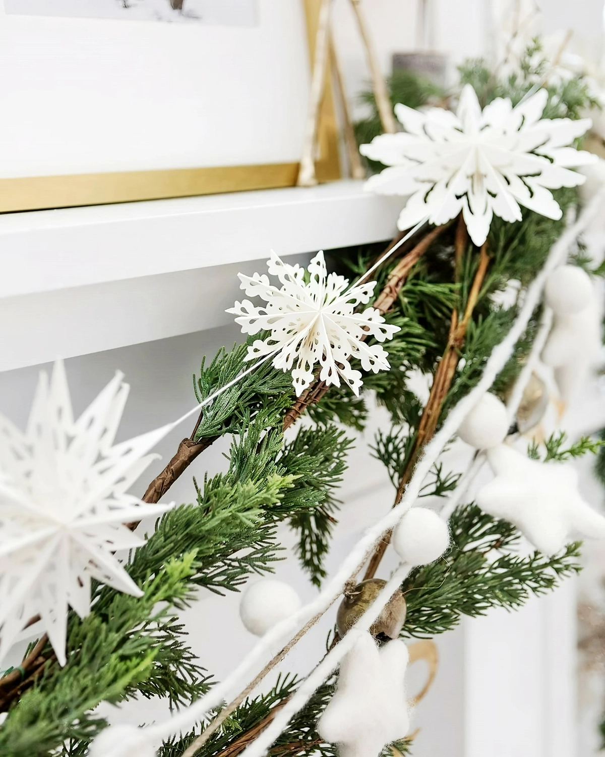 weihnachtsdeko modern skandinavisch girlanden mit papiersternen und zweigen therosynook