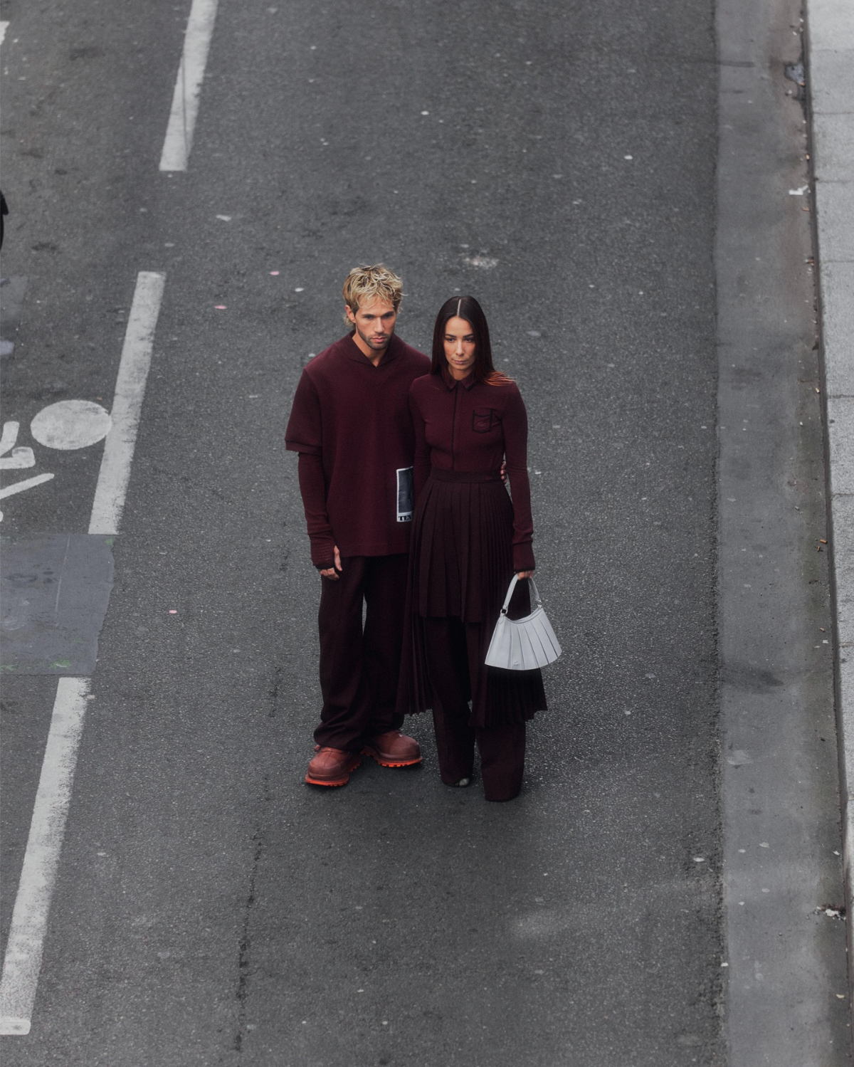 alice barbier und js roques in burgunderroten, aufeinander abgestimmten outfits