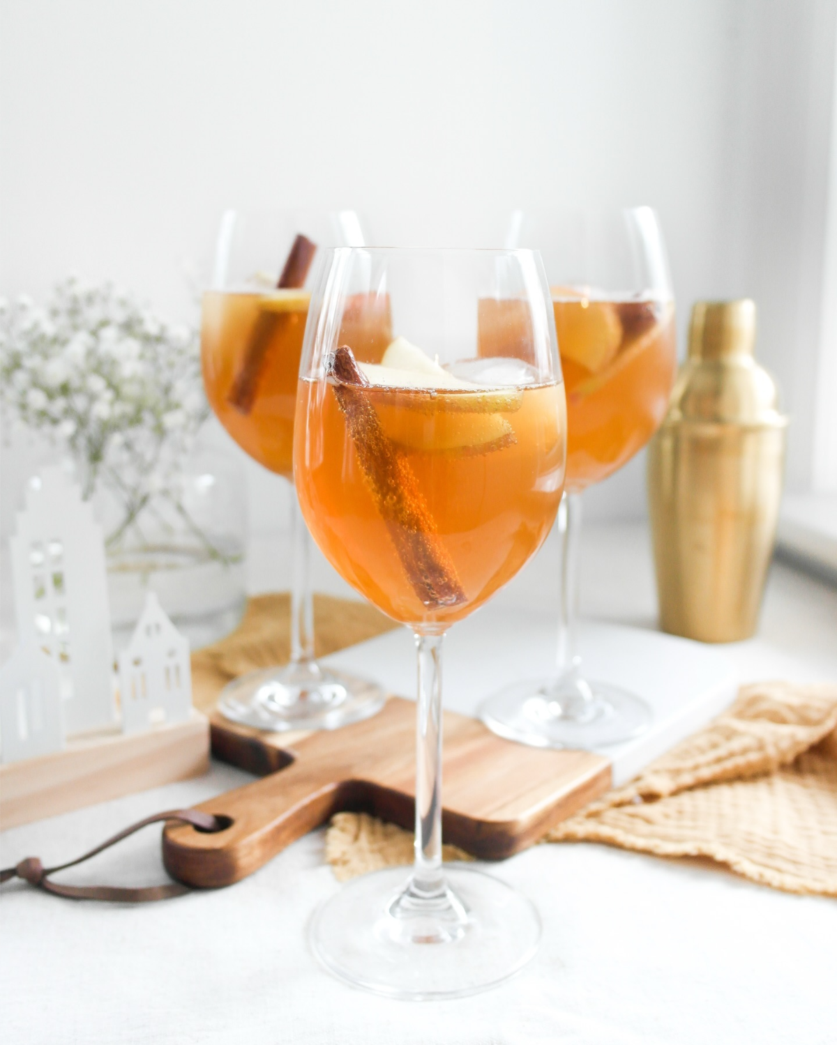 amaretto spritz mit apfelsaft, ginger ale und sekt