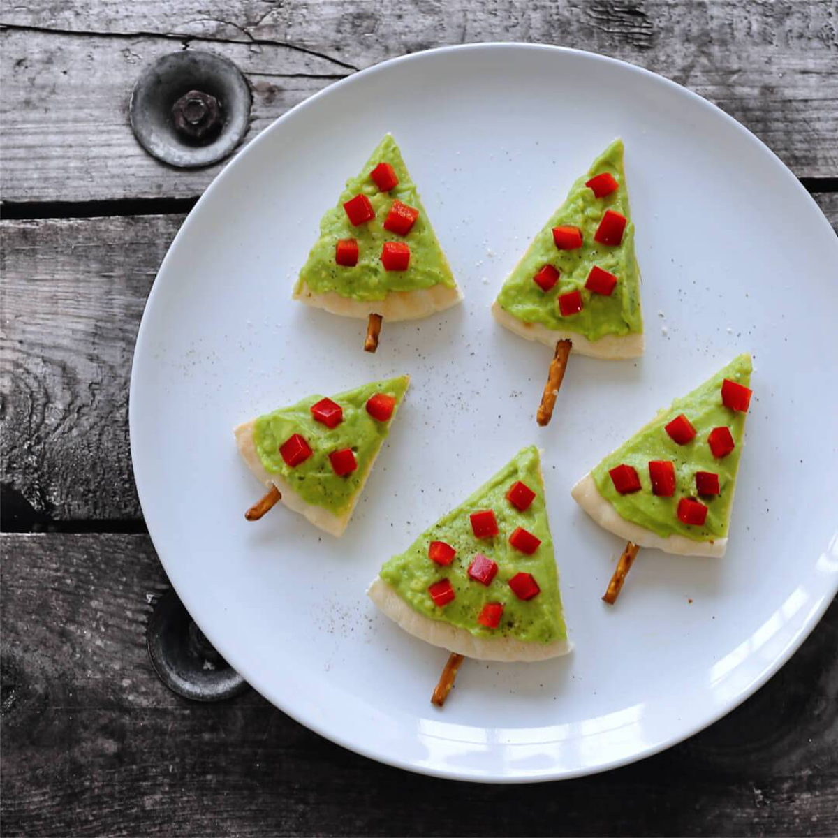 avocado dip auf crackern als fingerfood für weihnachten