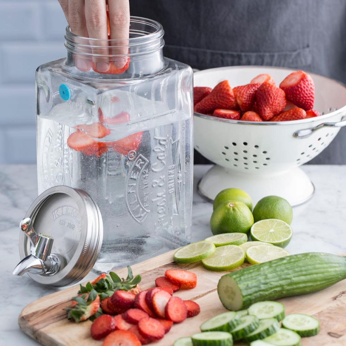 detox wasser mit beeren und gurke