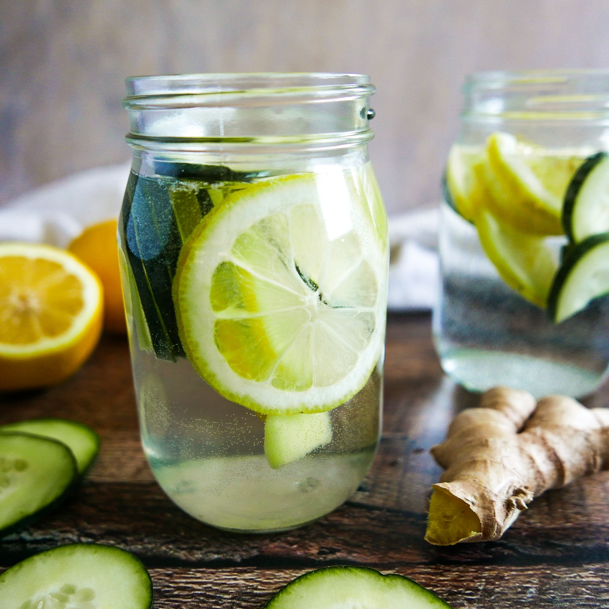 detox wasser mit zitrone, ingwer und minze