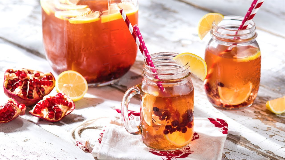 entgiftungswasser mit orange und granatapfel