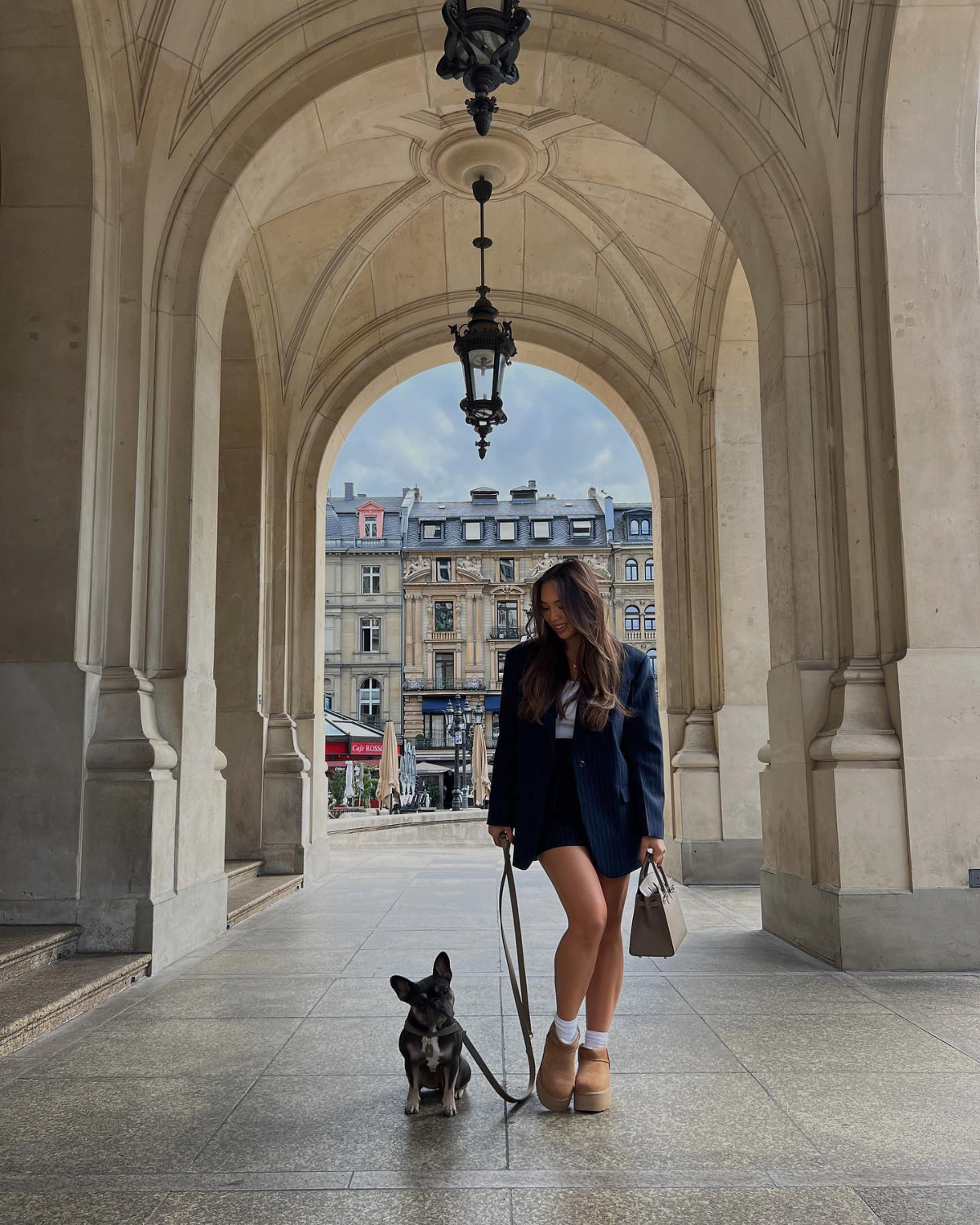 frau mit hund mit outfit mit kurzem rock und ugg boots