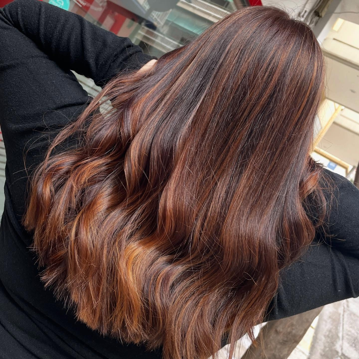 highlights mit mocha mousse haarfarbe