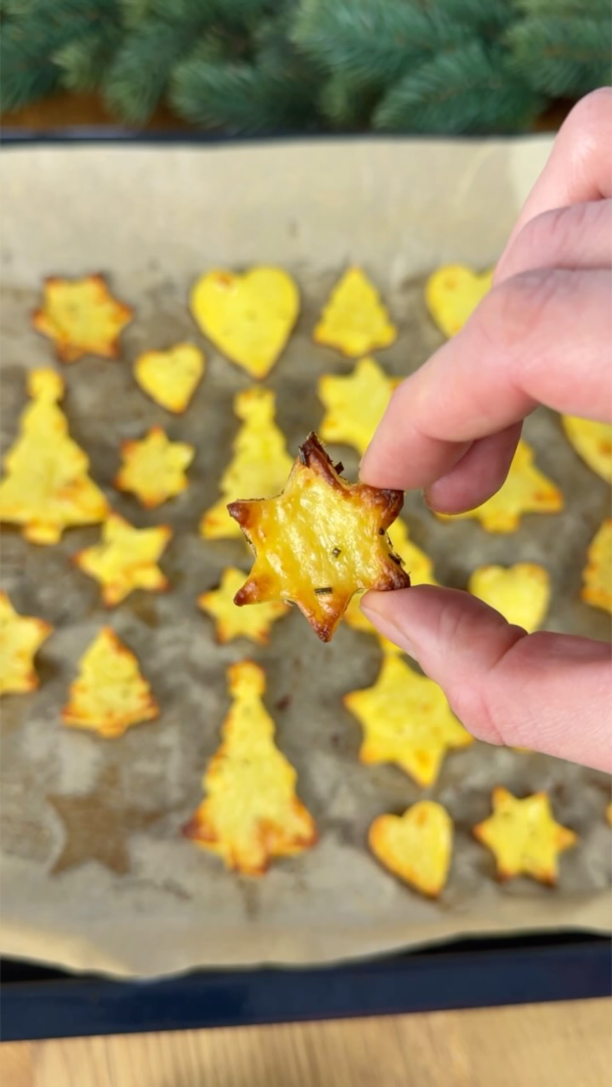 knusprige kartoffeln in weihnachtlichen formen