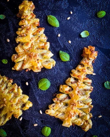 mini weihnachtsbäume mit blätterteig, pesto, mozzarella und pinienkernen