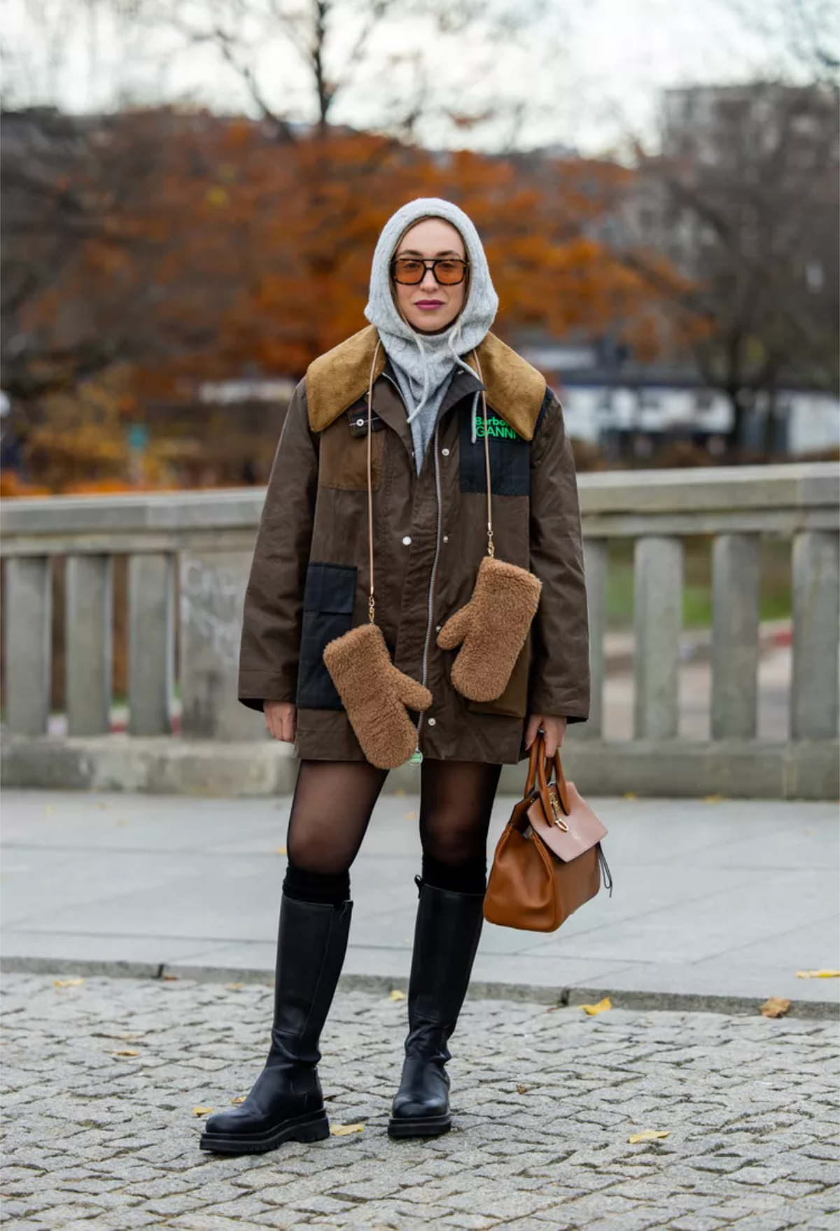 outfit mit accessoires in mocha mousse