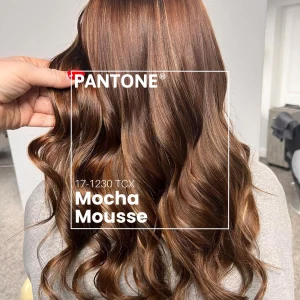 pantone mocha mousse haarfarbe trend 2025