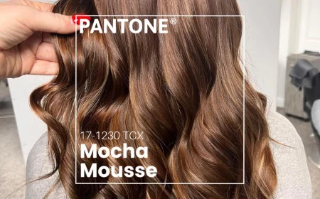 pantone mocha mousse haarfarbe trend 2025