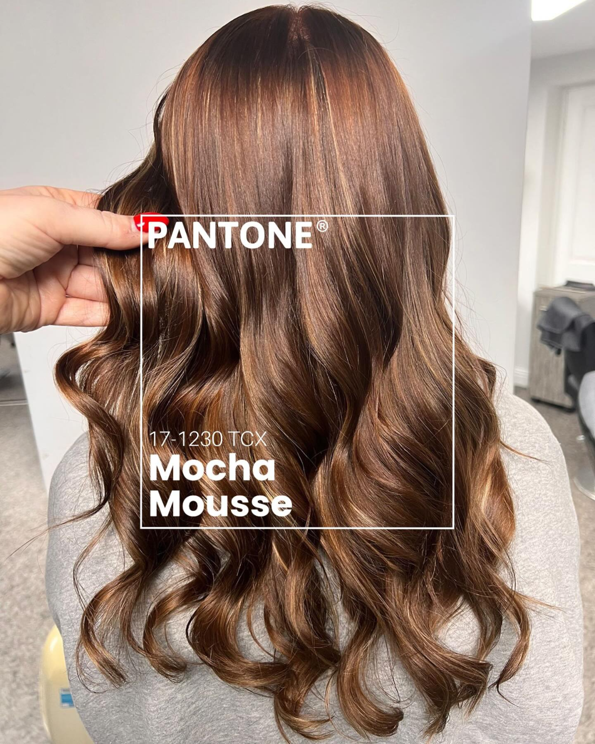 Pantone Mocha Mousse Der Haarfarbe Trend 2025, der deinen Style