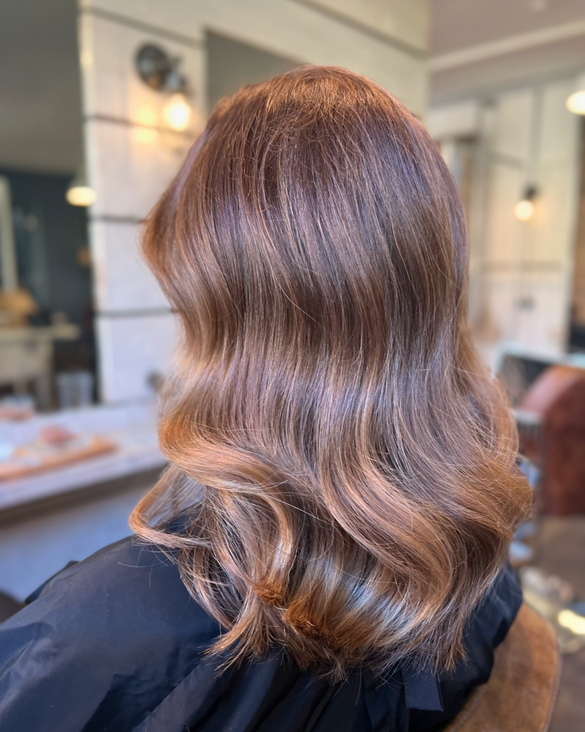 pantone mocha mousse haarfarbe trend