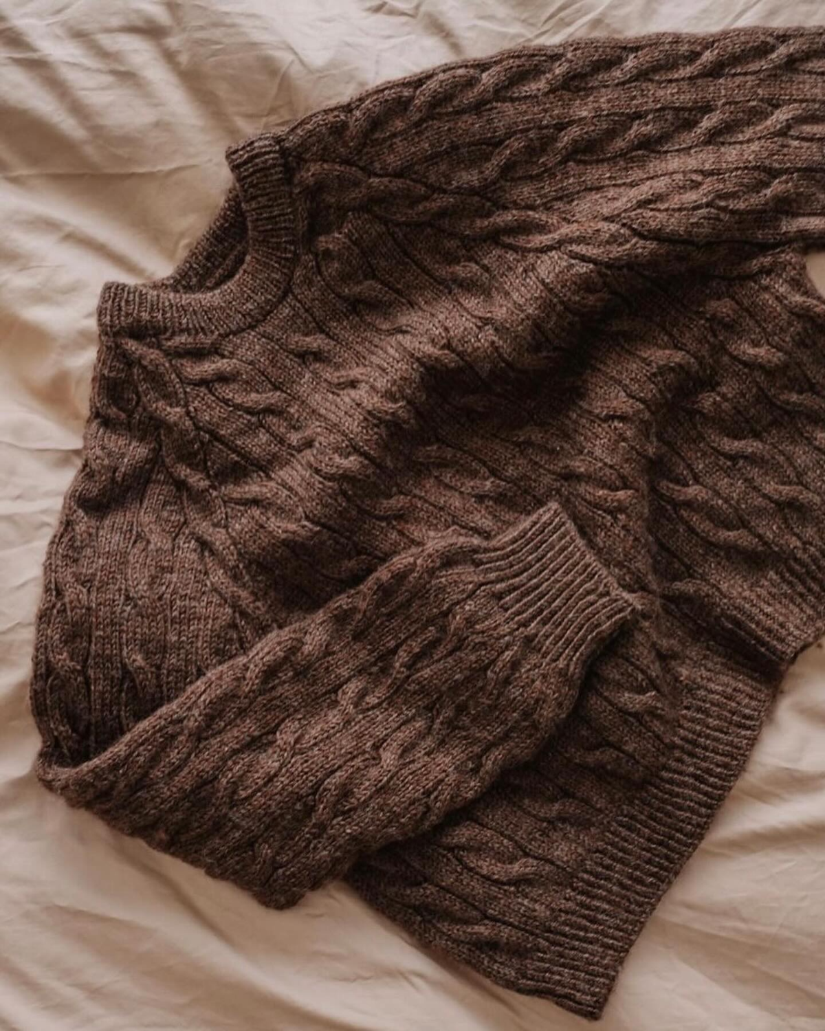 pullover in der farbe des jahres 2025 mocha mousse