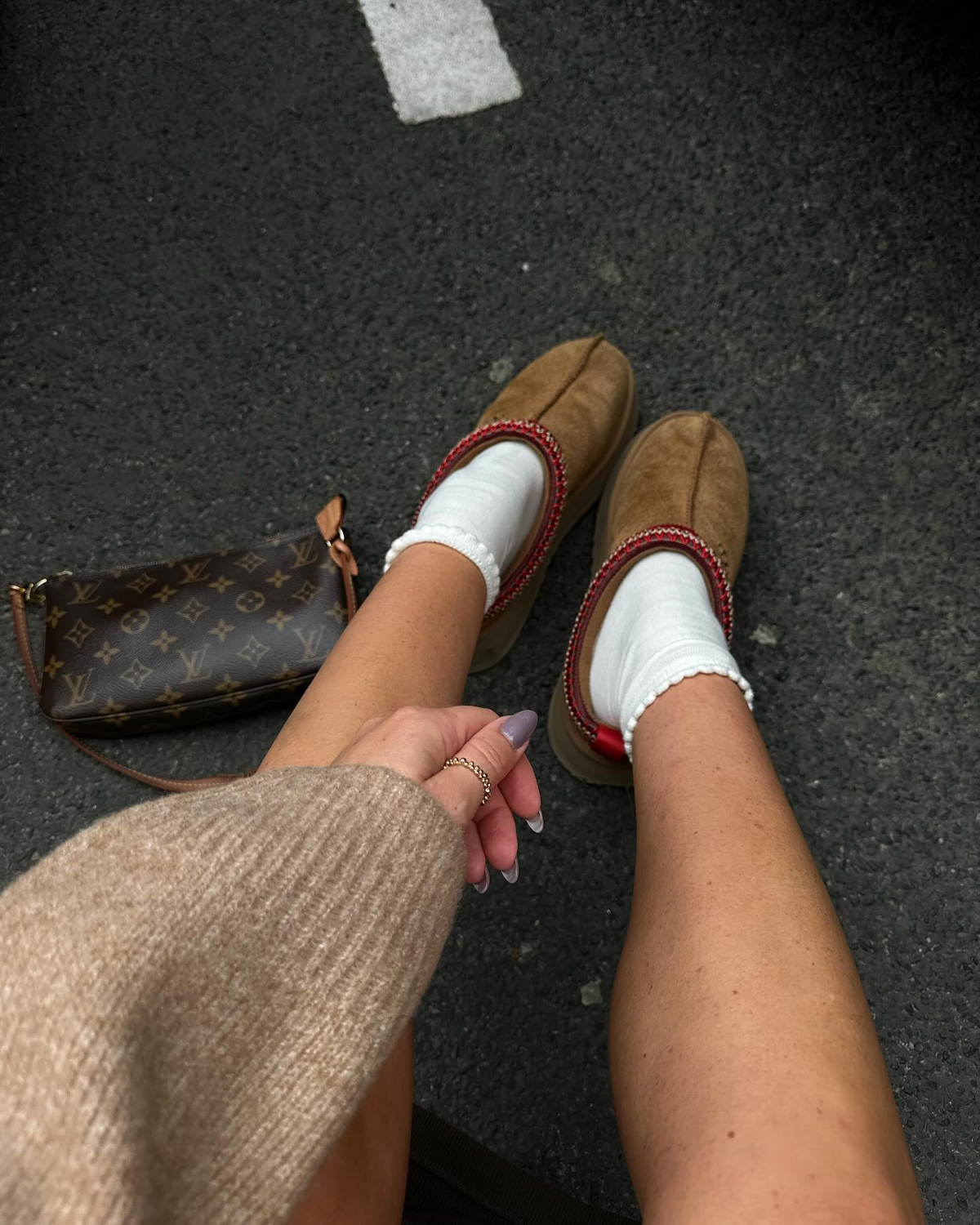 ugg boots mit weißen socken und flauschiger strickjacke