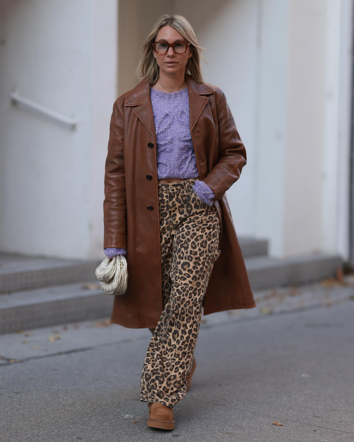 ugg boots zu leopardenjeans und trenchcoat