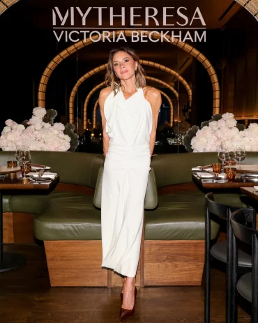 victoria beckham mit rosafarbenem midikleid mit neckholder