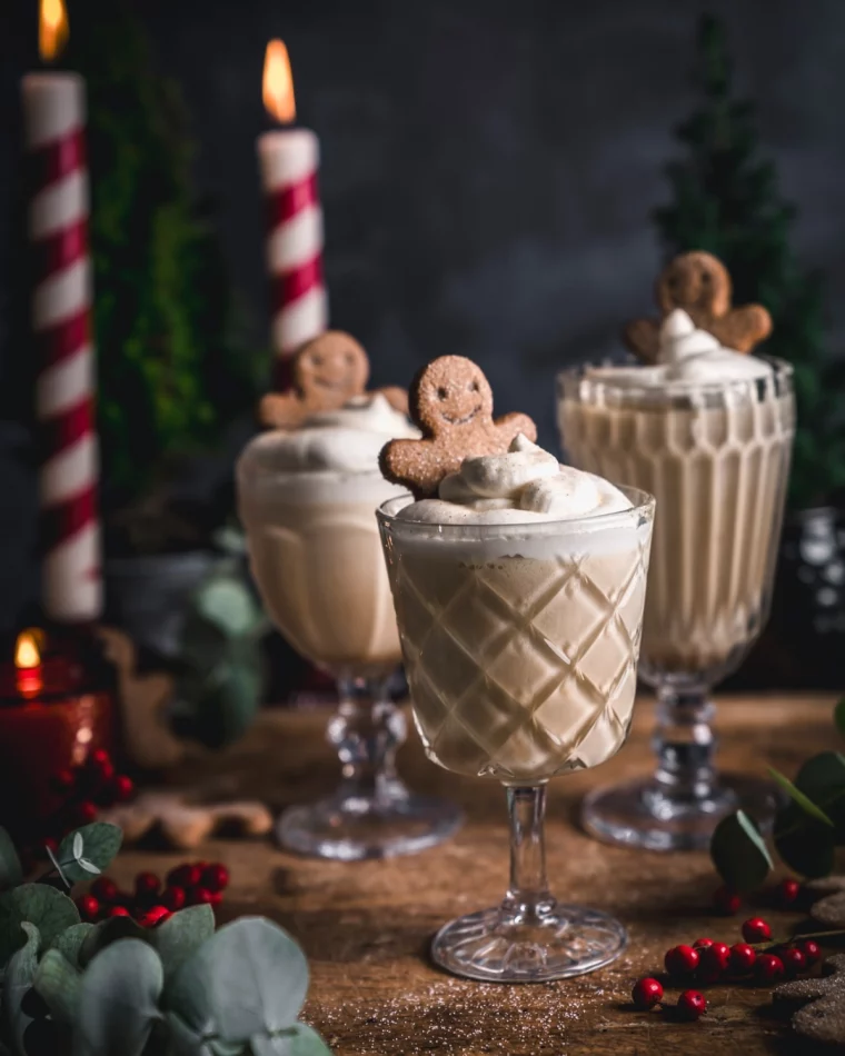 weihnachtliche desserts im glas mit ingwermännchen