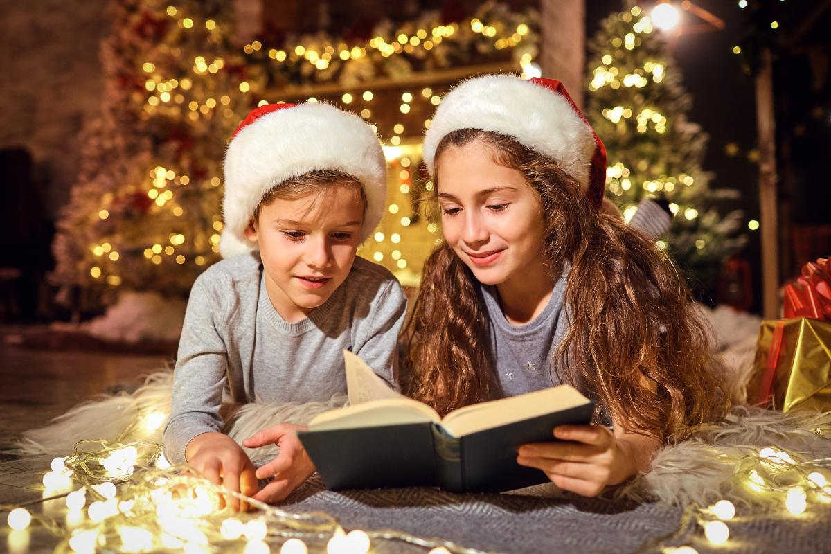 zwei kinder lesen ein weihnachtsbuch