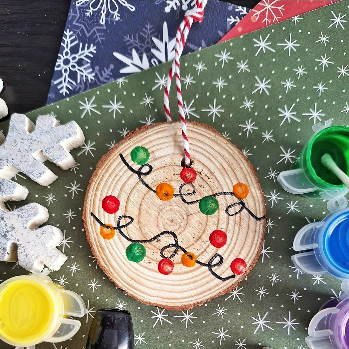 basteln mit kindern geschenke weihnachtskugel christbaumschmuck aus holzscheibe gluedtomycrafts