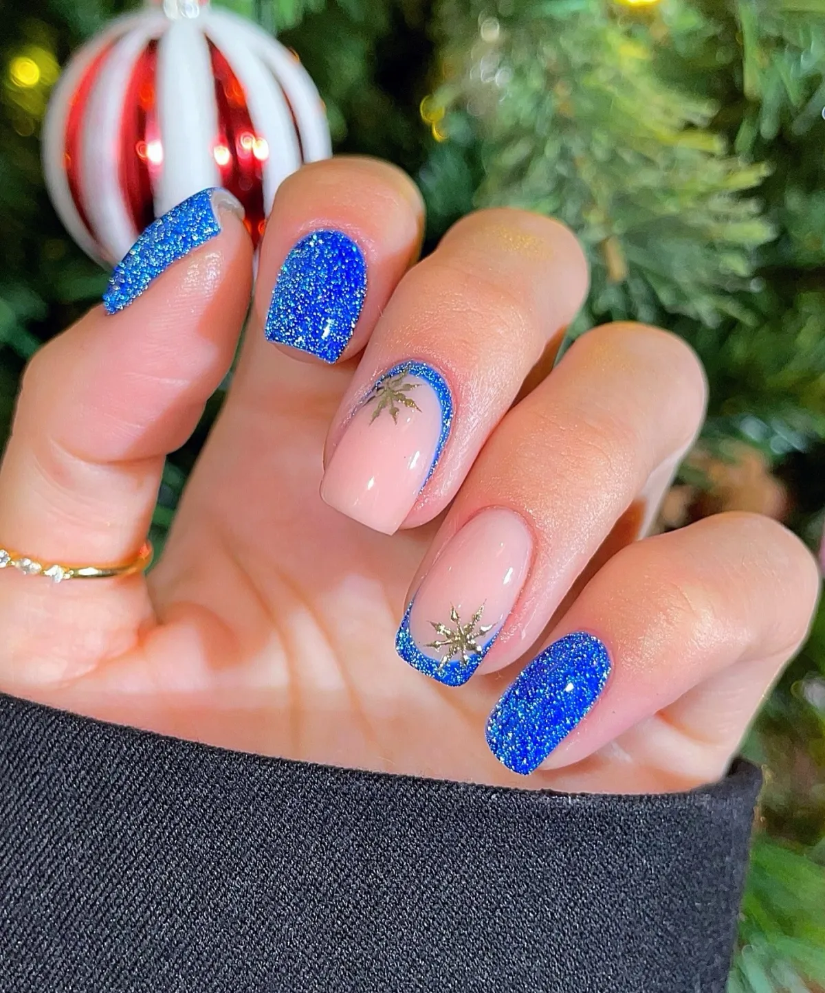 blaue nägel weihnachten mit glitzer schneeflocken