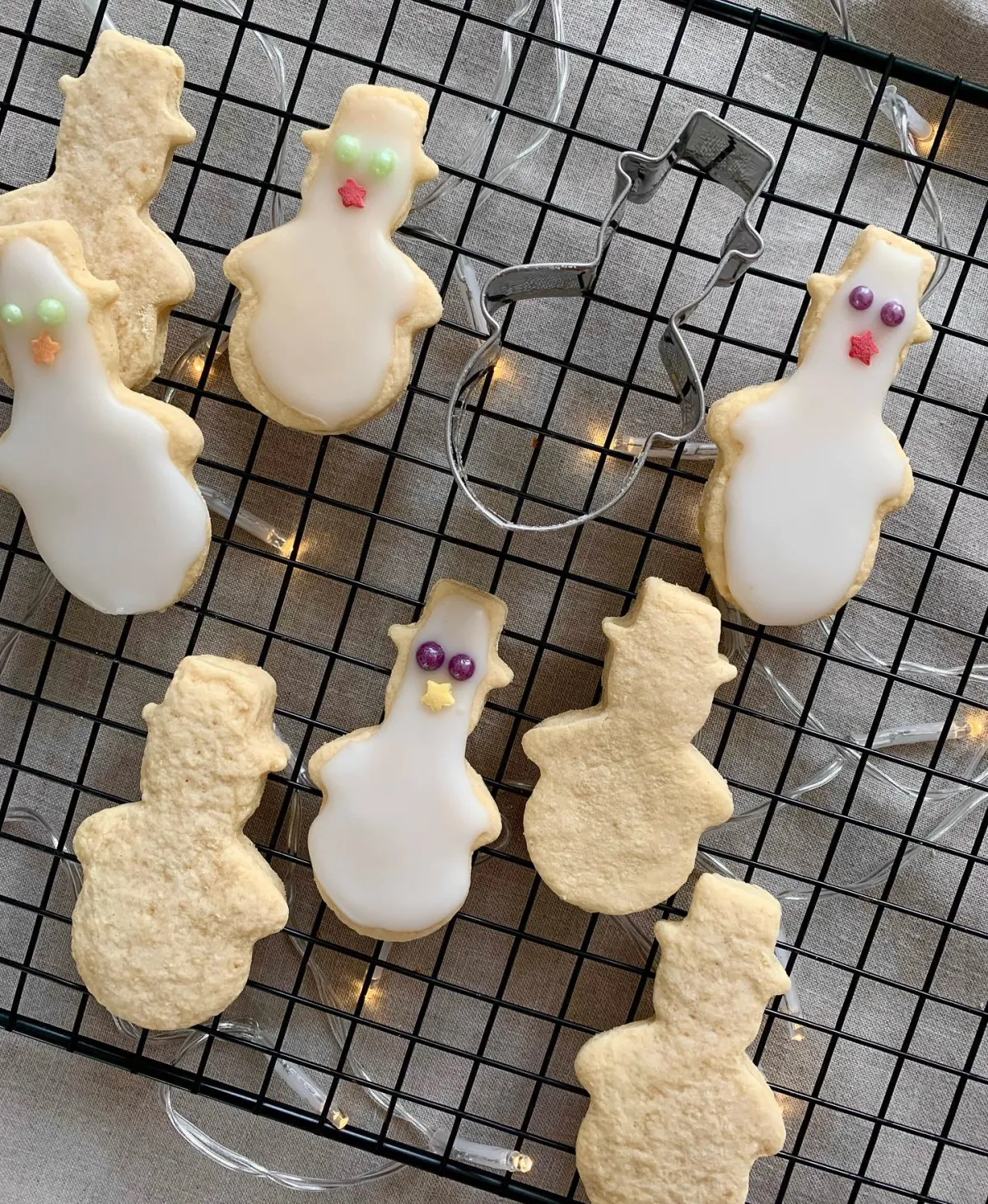 butterplätzchen schneemänner form mit zuckerguss dekoriert