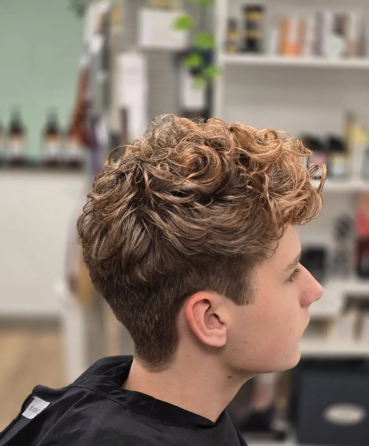 coole jungs frisuren 2025 wellige haare mittellang