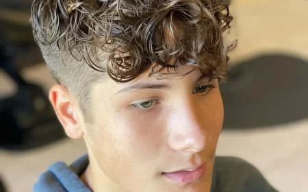 curly caesar haarschnitt für jungs lockige haare