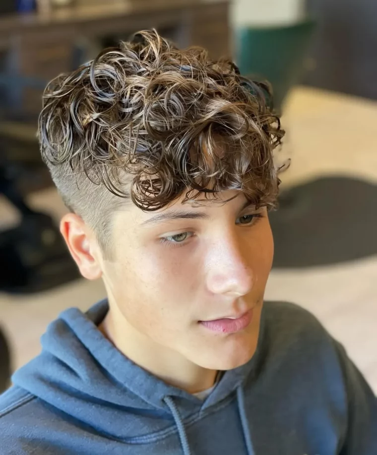 curly caesar haarschnitt für jungs lockige haare