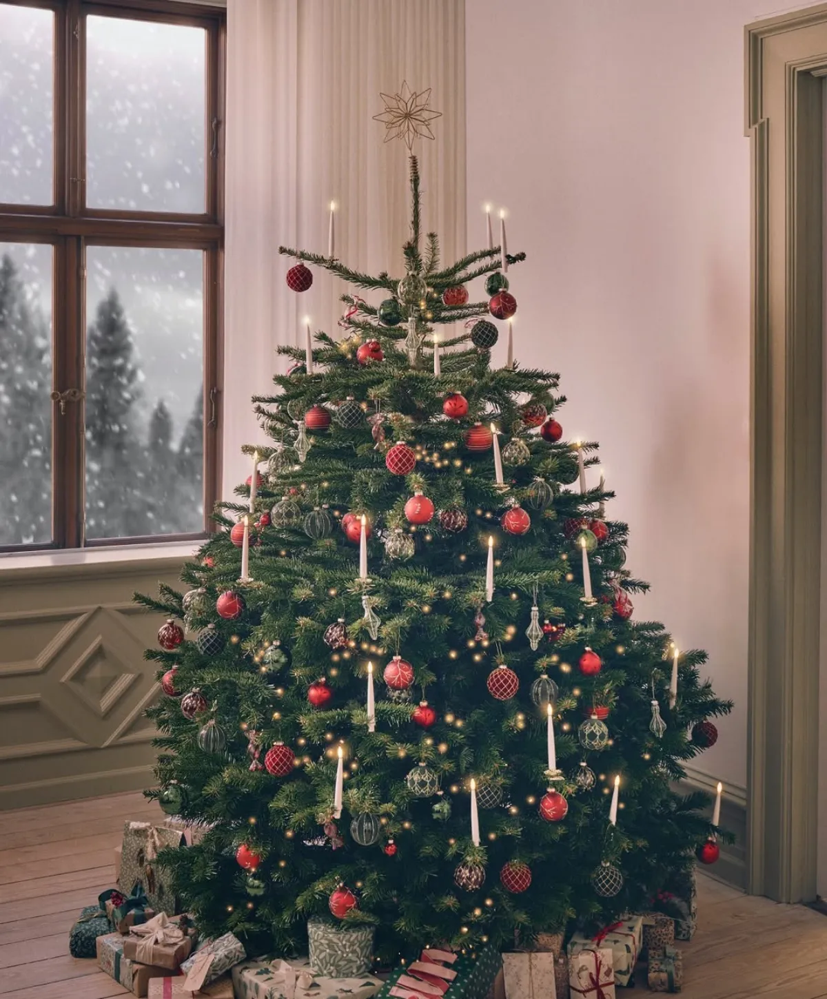 echter weihnachtsbaum geschmückt mit roten weihnachtskugeln und kerzen