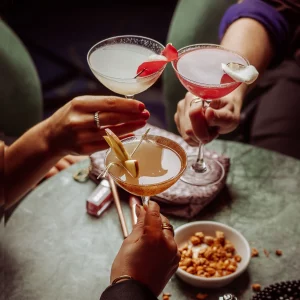 ein toast mit silvester cocktails