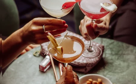 ein toast mit silvester cocktails