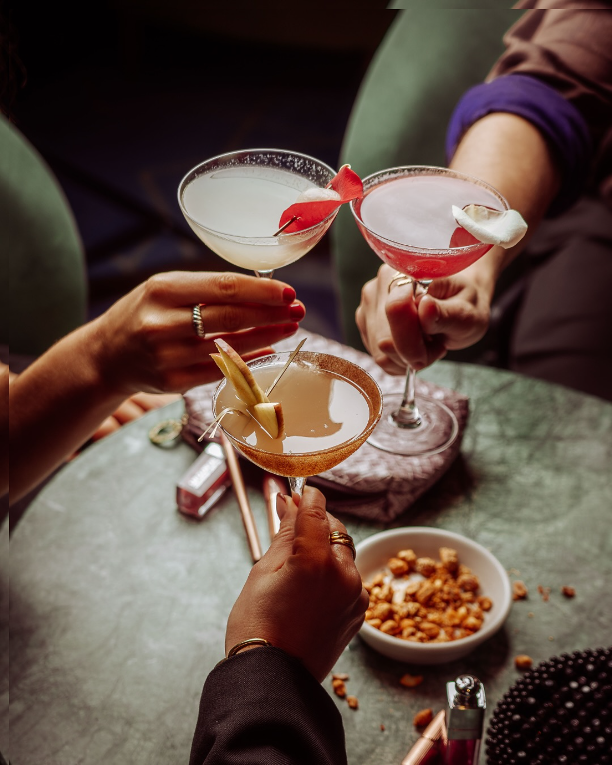 ein toast mit silvester cocktails