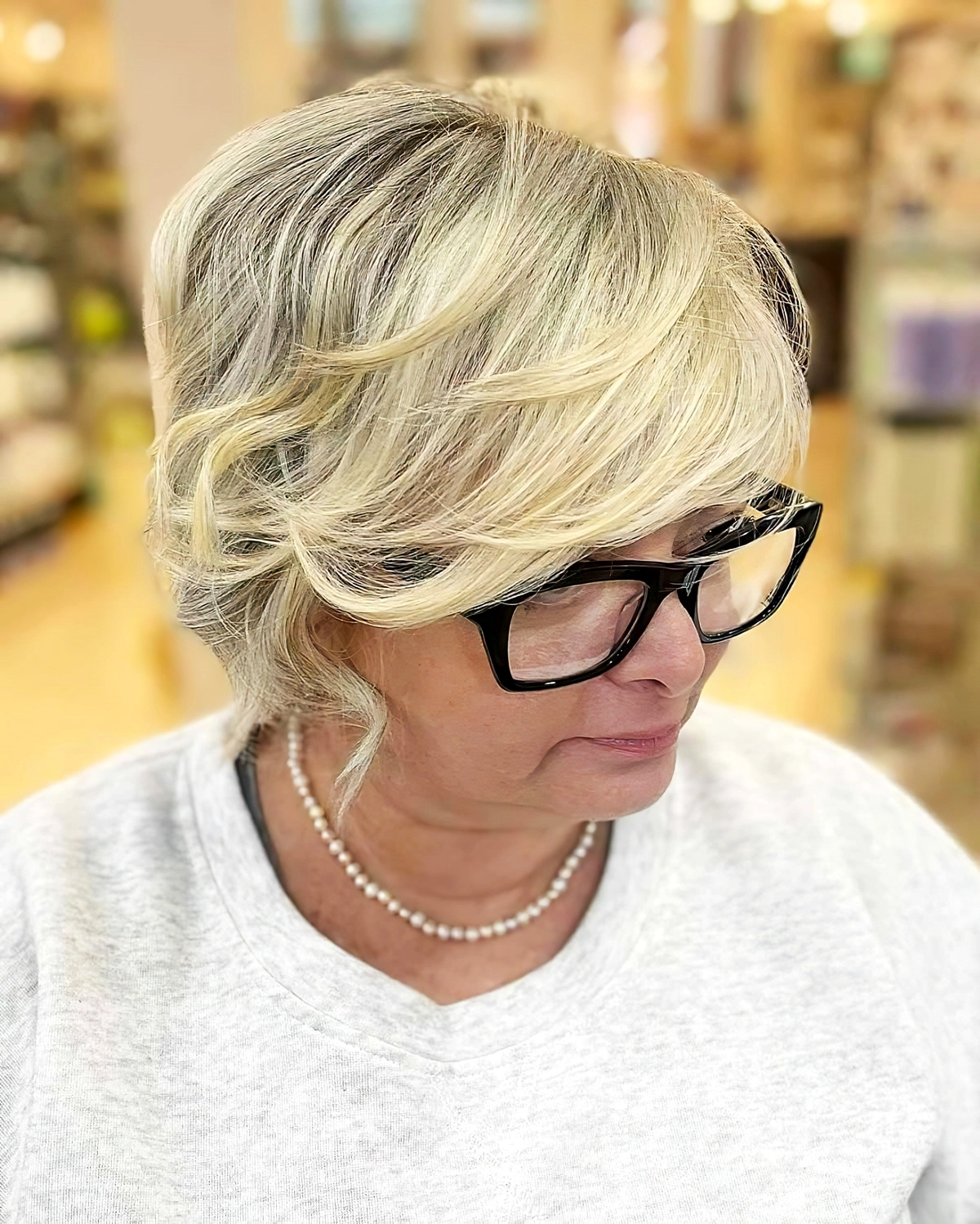 frisuren ab 70 mit brille blonde haare mit sunklen akzenten asymmetrische lockige kurzehaare rafael r chiari