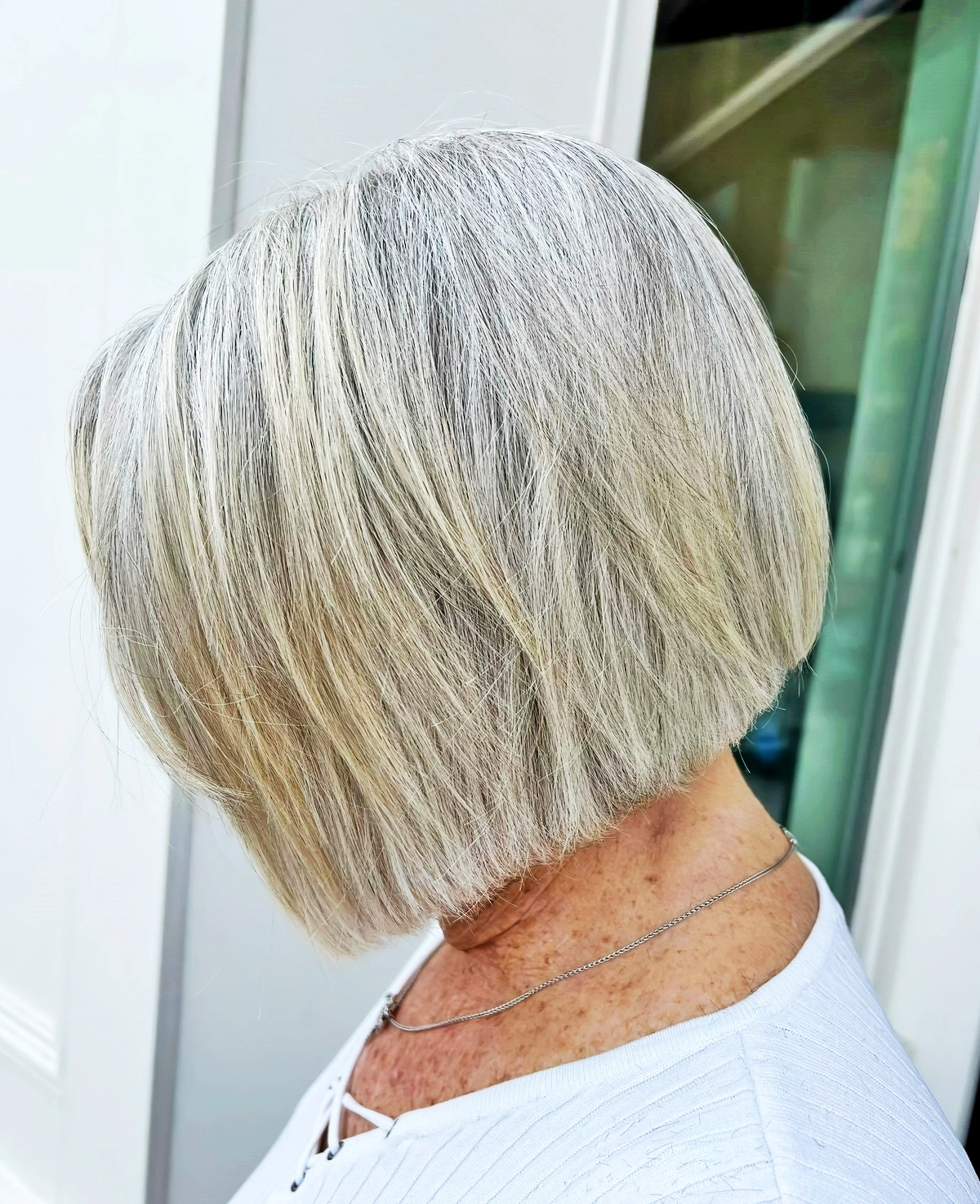 frisuren fuer graue haare ab 70 blunt bob stumpfe haare gerader schnitt 