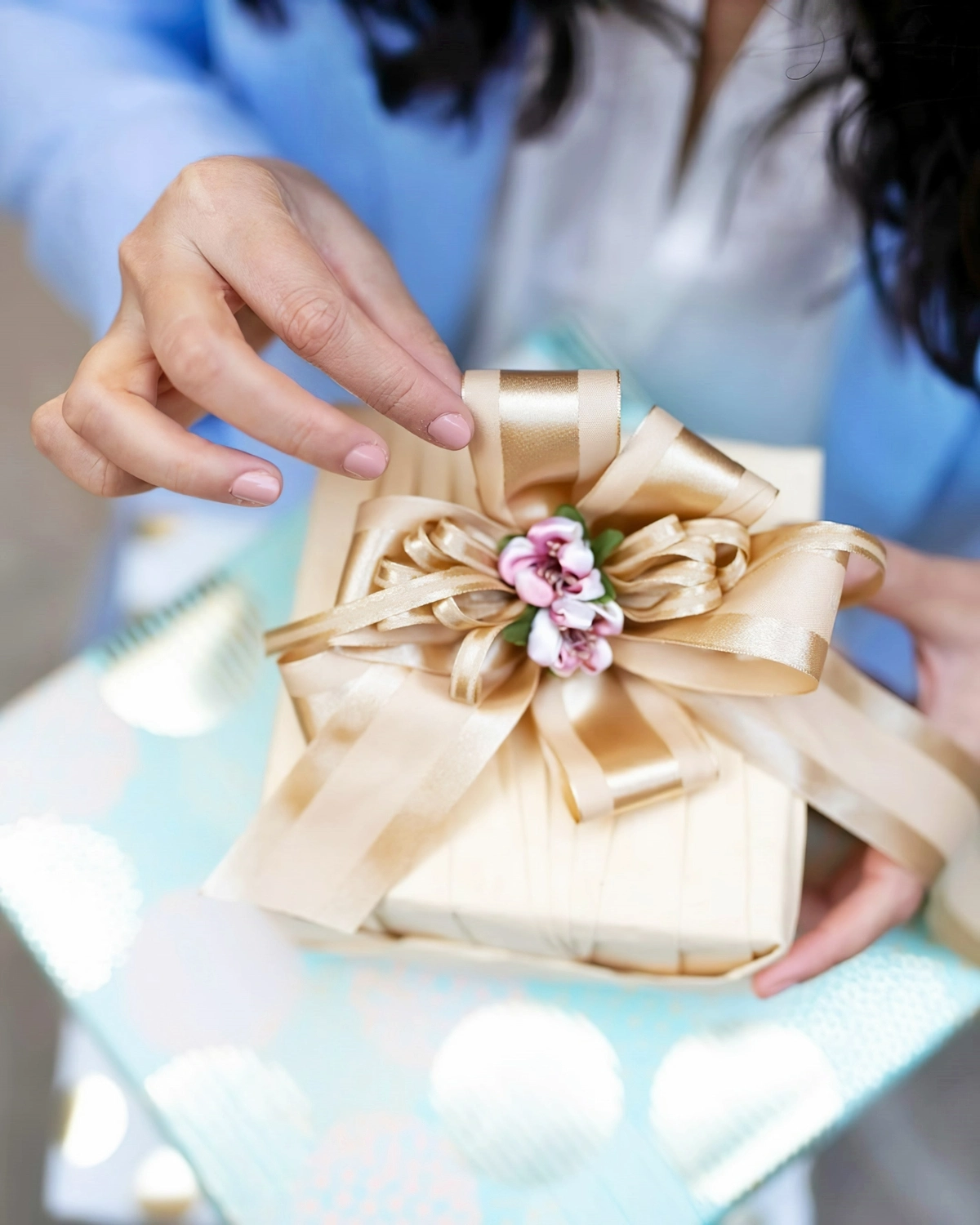 geldgeschenk verpacken fuer hochzeit geschenkverpakcung in chamnagne mit grosser schleife wrapistry