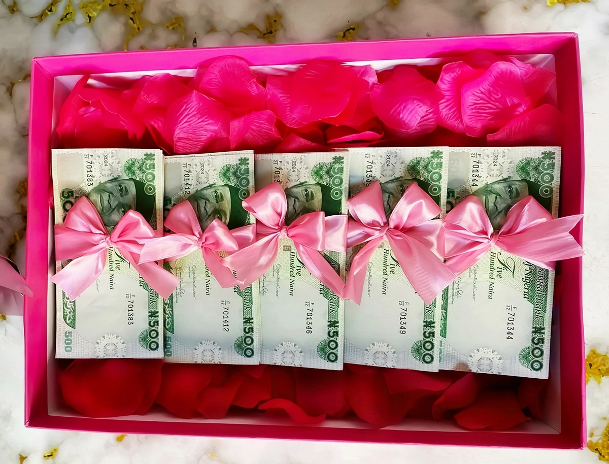 geldgeschenke fuer hochzeit box mit banknoten mit rosa schleifen giftworldng