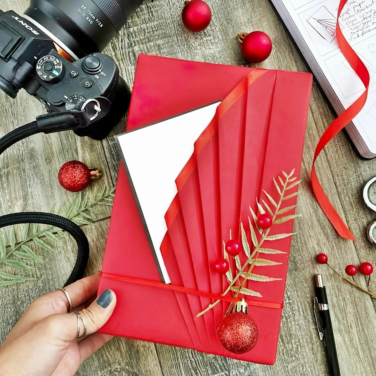 geschenke kreativ verpacken ideen rotes papier mit weihnachtskugeln giftwrappinglove