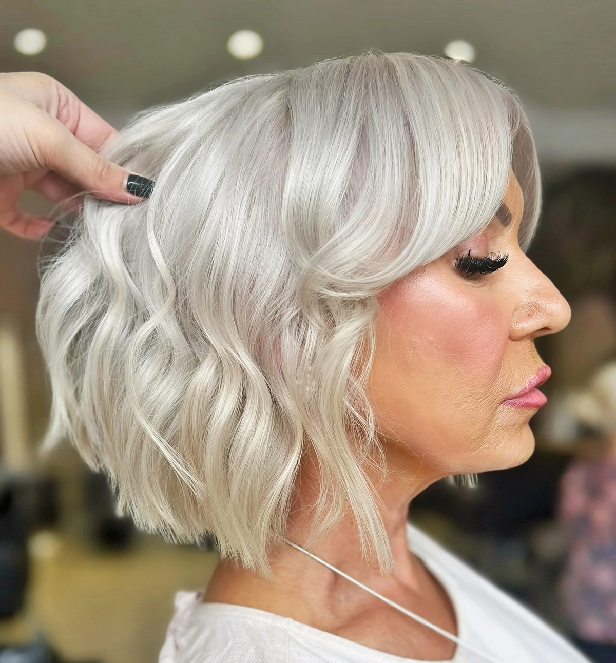 grau haare frisuren welliger silbener bob mit curtain bangs aeltere frau